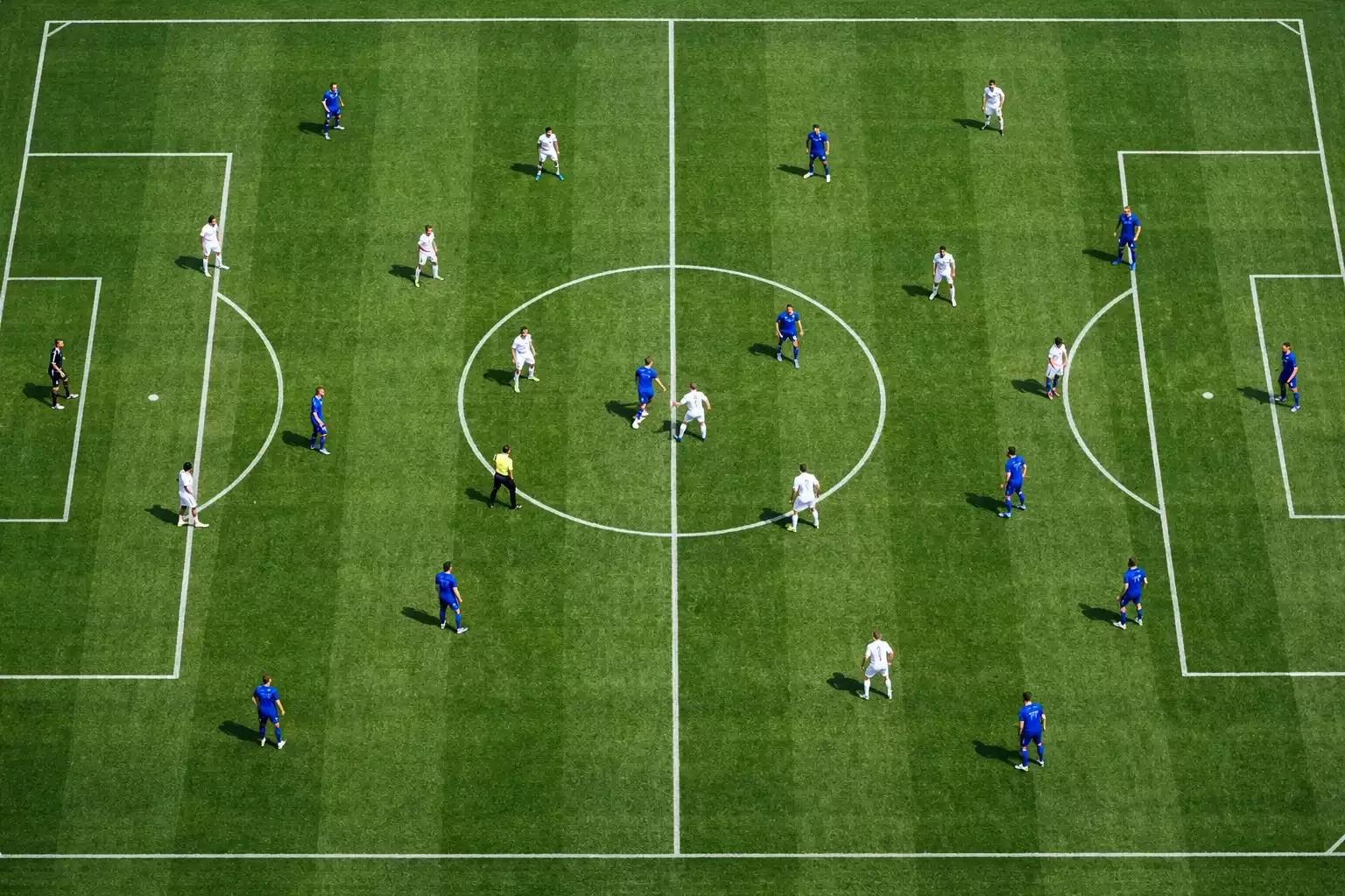 Campo di calcio con erba verde visto dall'alto durante una partita